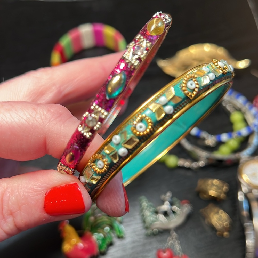 Vintage to modern estate jewelry lot - earrings, bracelets, brooches, watch - Picture 6 of 17